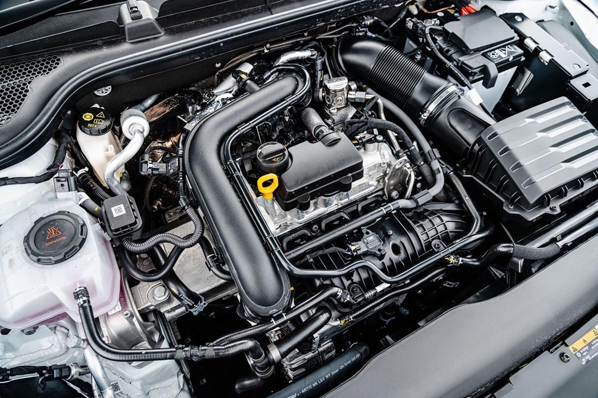 Moteur essence 1.0 TSI 3 cylindres de la Škoda Scala GO 2025 avec turbo et injection directe