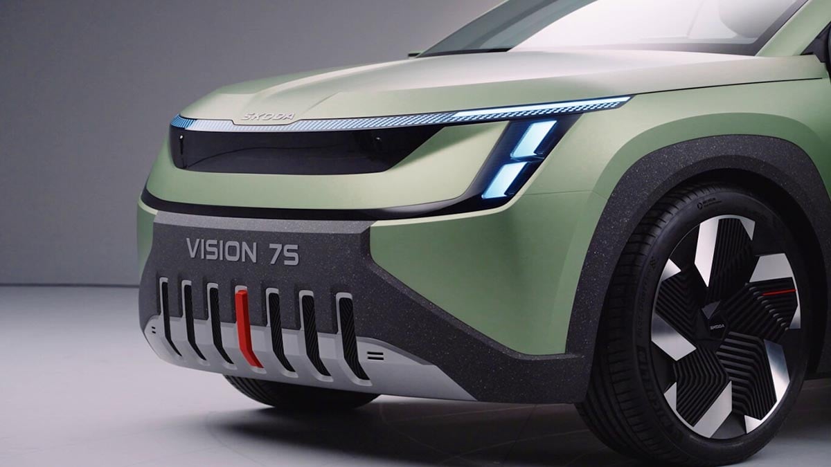 Calandre du Vision 7S avec élément rouge central vertical, emblème du design Skoda Modern Solid