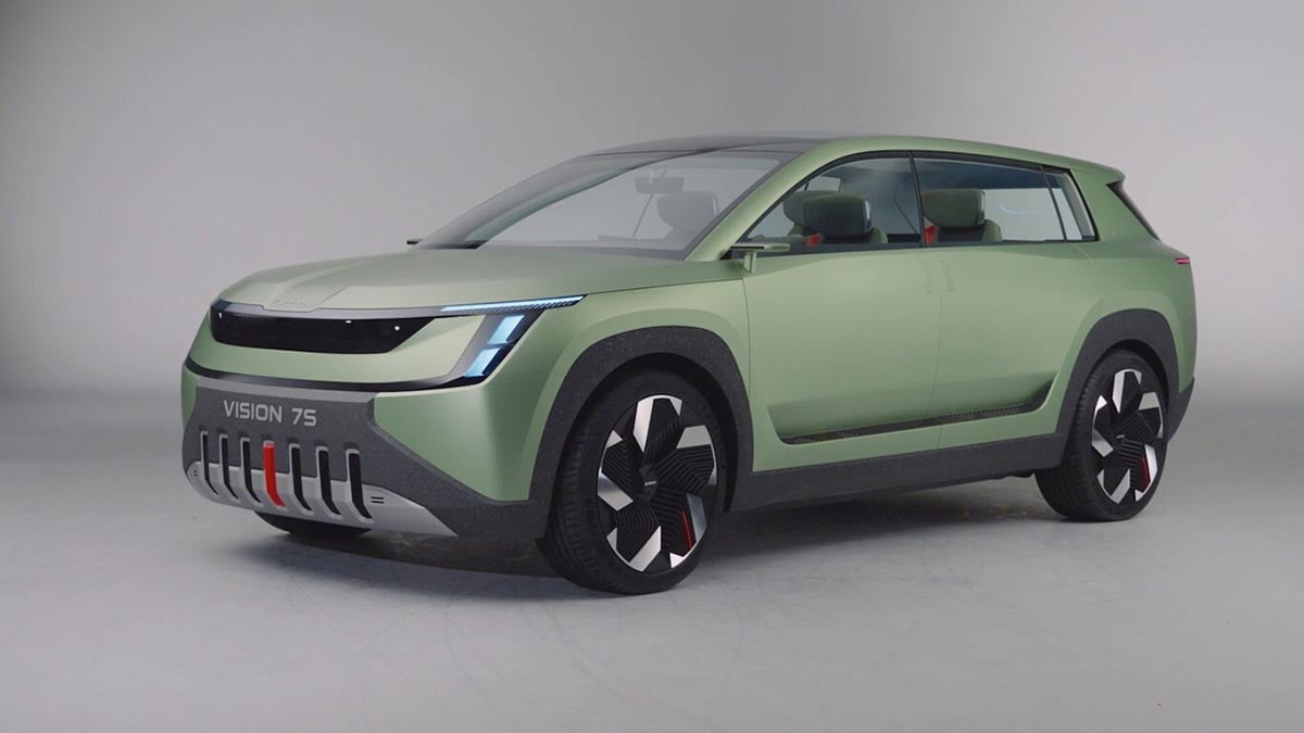 Gros plan sur la face avant du Škoda Vision 7S avec signature lumineuse en T et calandre fermée