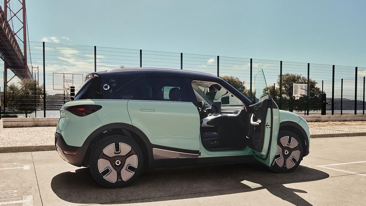 Profil latéral du Smart #1 électrique 2025 en finition Pure, SUV compact urbain et dynamique