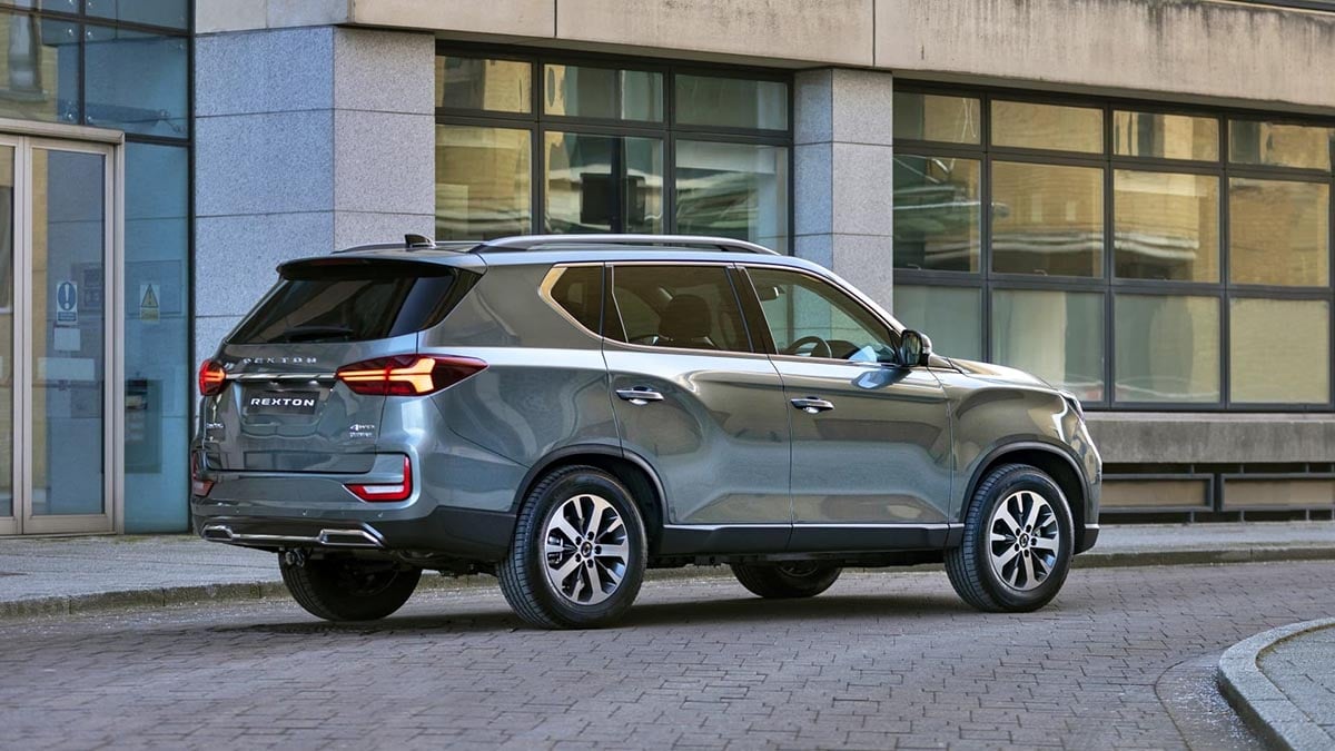 Arrière du KGM Rexton 2025 avec hayon large et feux arrière à LED