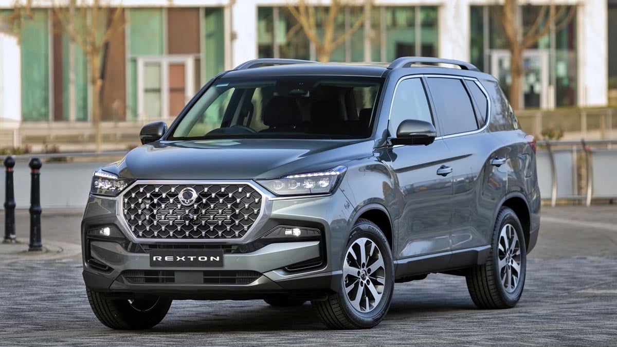 Face avant du KGM Rexton 2025 avec calandre chromée et feux LED puissants
