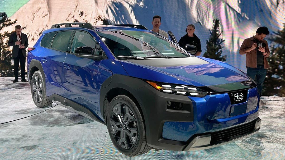Face avant du Subaru E‑Outback 2026 avec calandre imposante et éclairage LED horizontaux