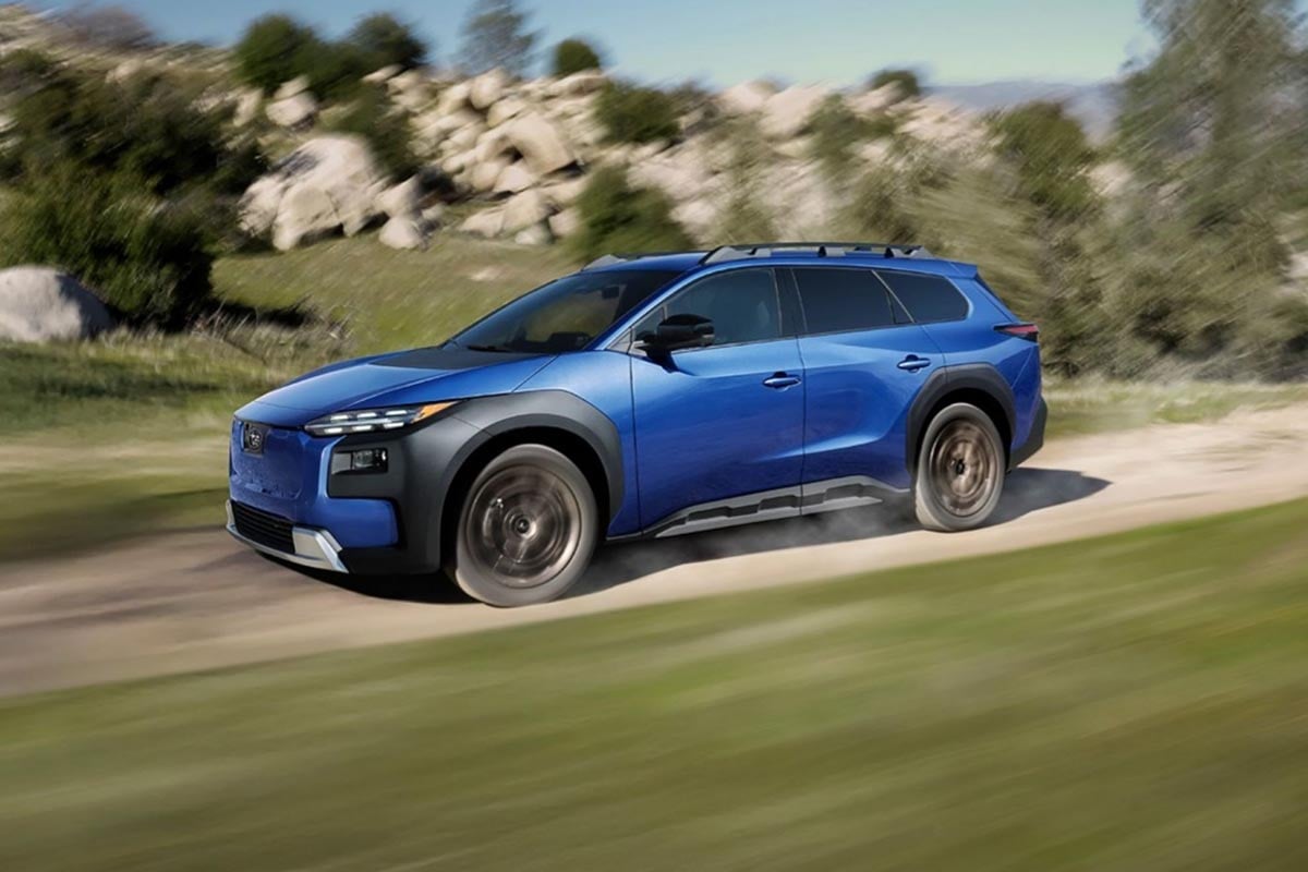 Vue latérale du Subaru E‑Outback 2026 Trailseeker avec flancs carrés et garde au sol élevée