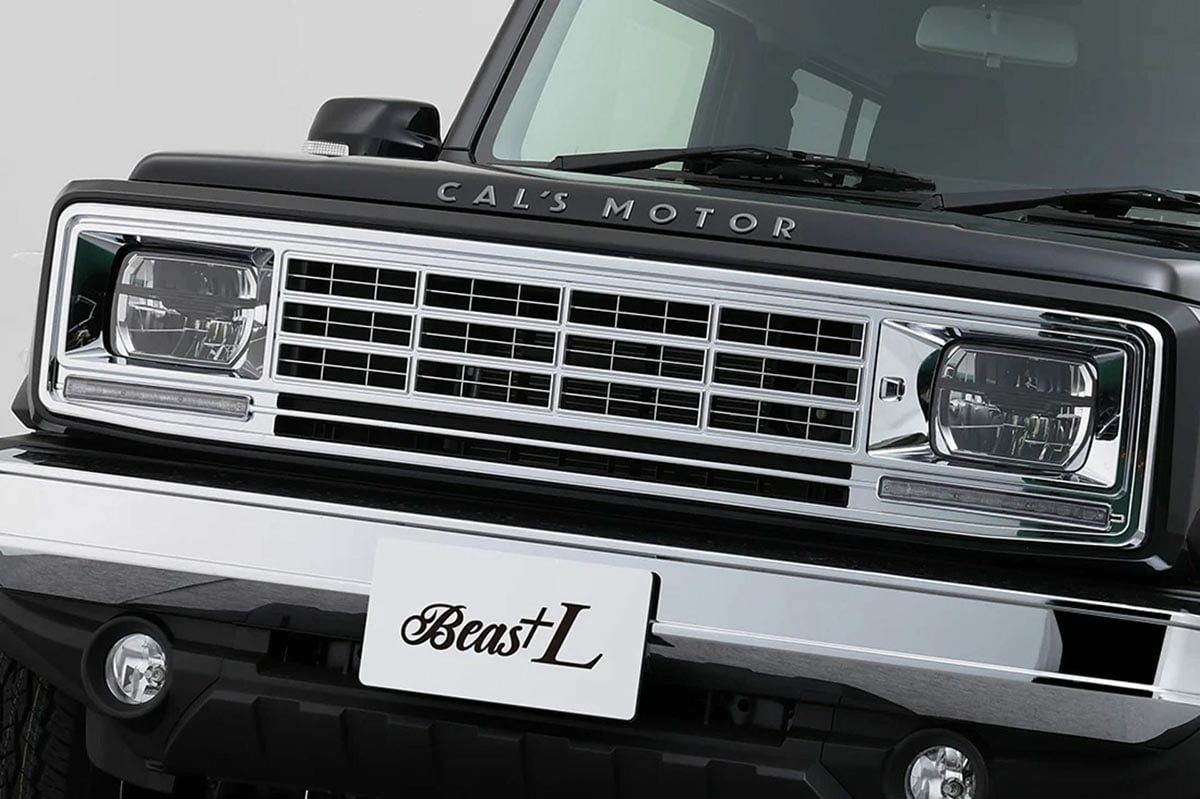 Calandre rétro du Suzuki Jimny Alpine Style avec finition chromée et logo spécifique