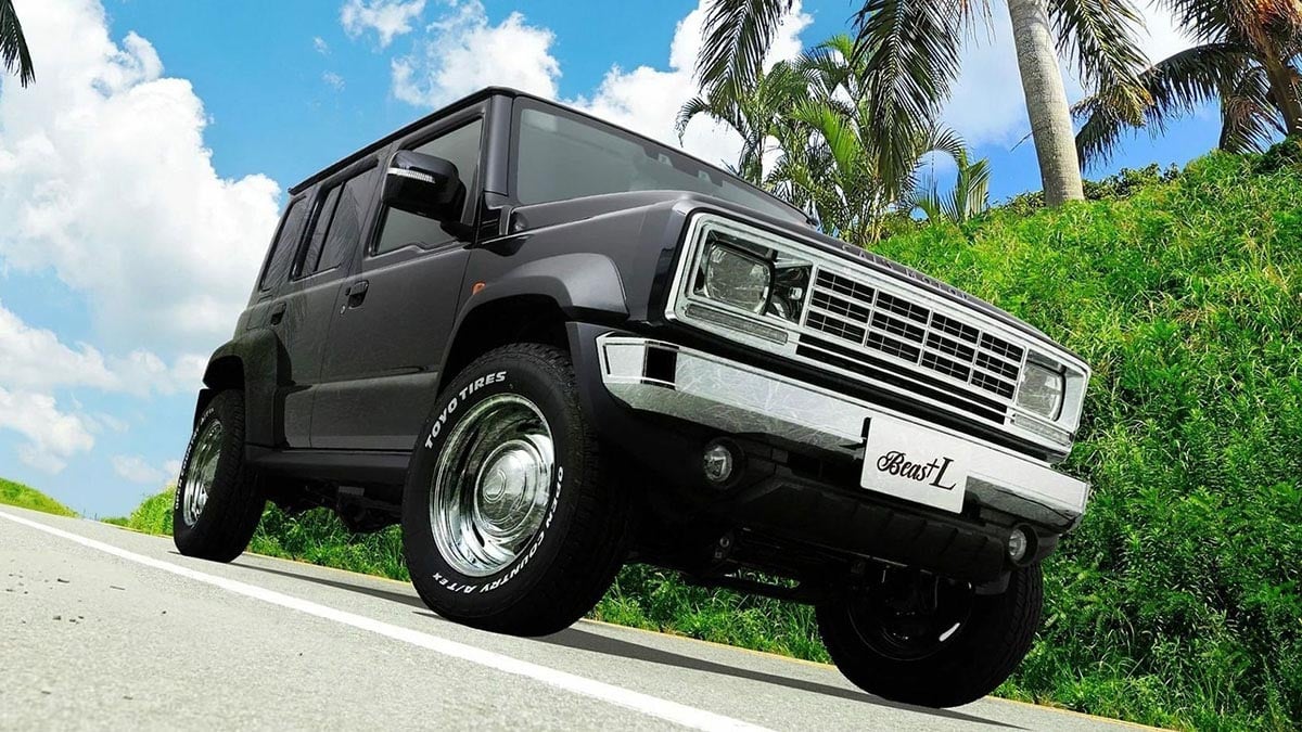 Suzuki Jimny Alpine Style de profil avec jantes beadlock et élargisseurs d’ailes noirs