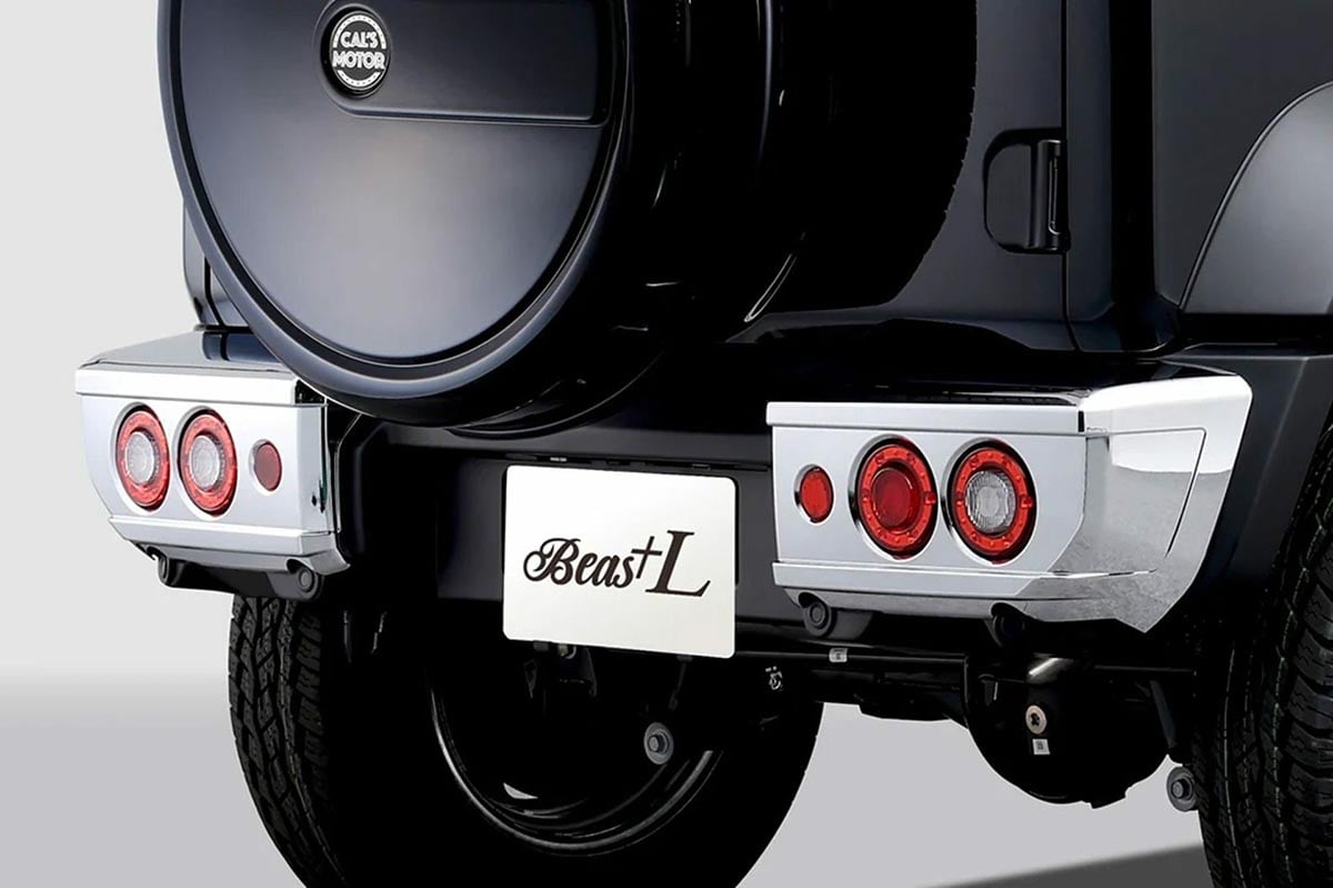 Arrière du Suzuki Jimny Alpine Style avec roue de secours et signature Alpine