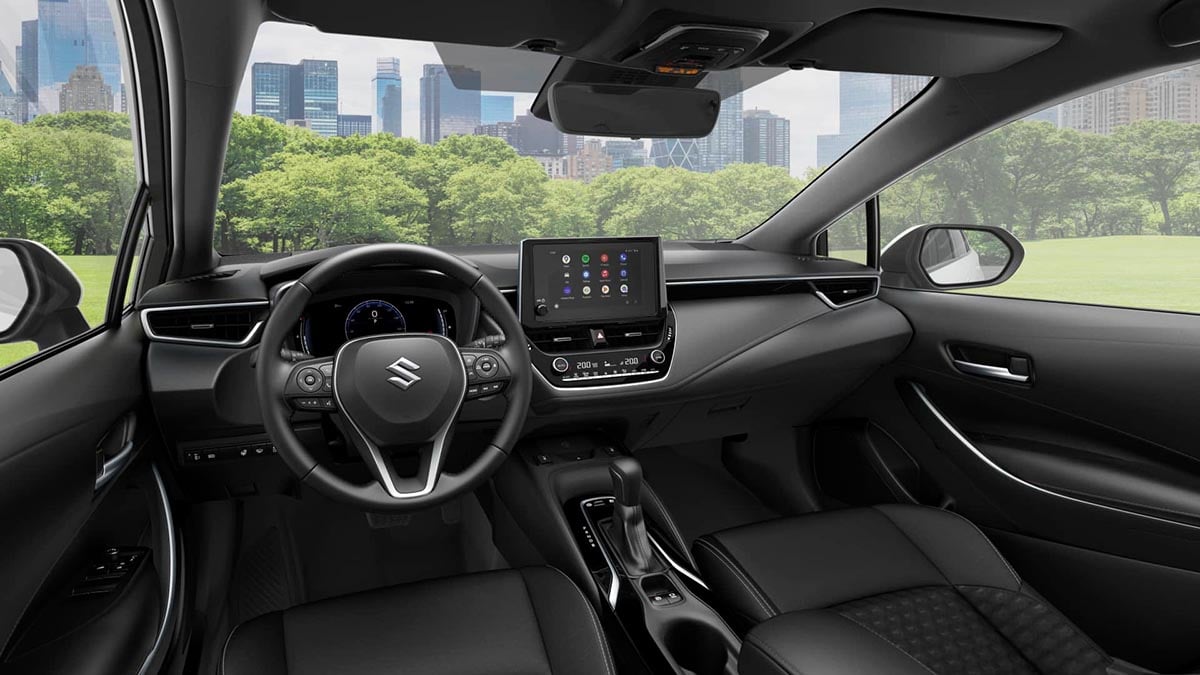Intérieur Suzuki Swace 2025 avec écran central 8 pouces et volant multifonction