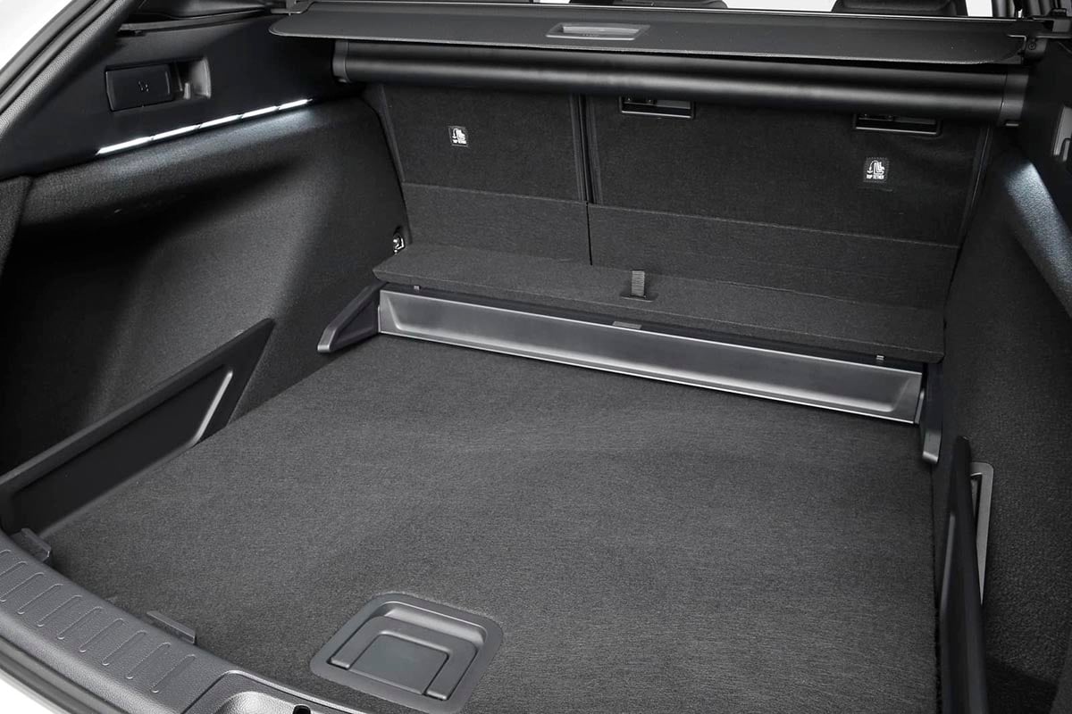 Coffre Suzuki Swace avec plancher plat et 596 litres de volume