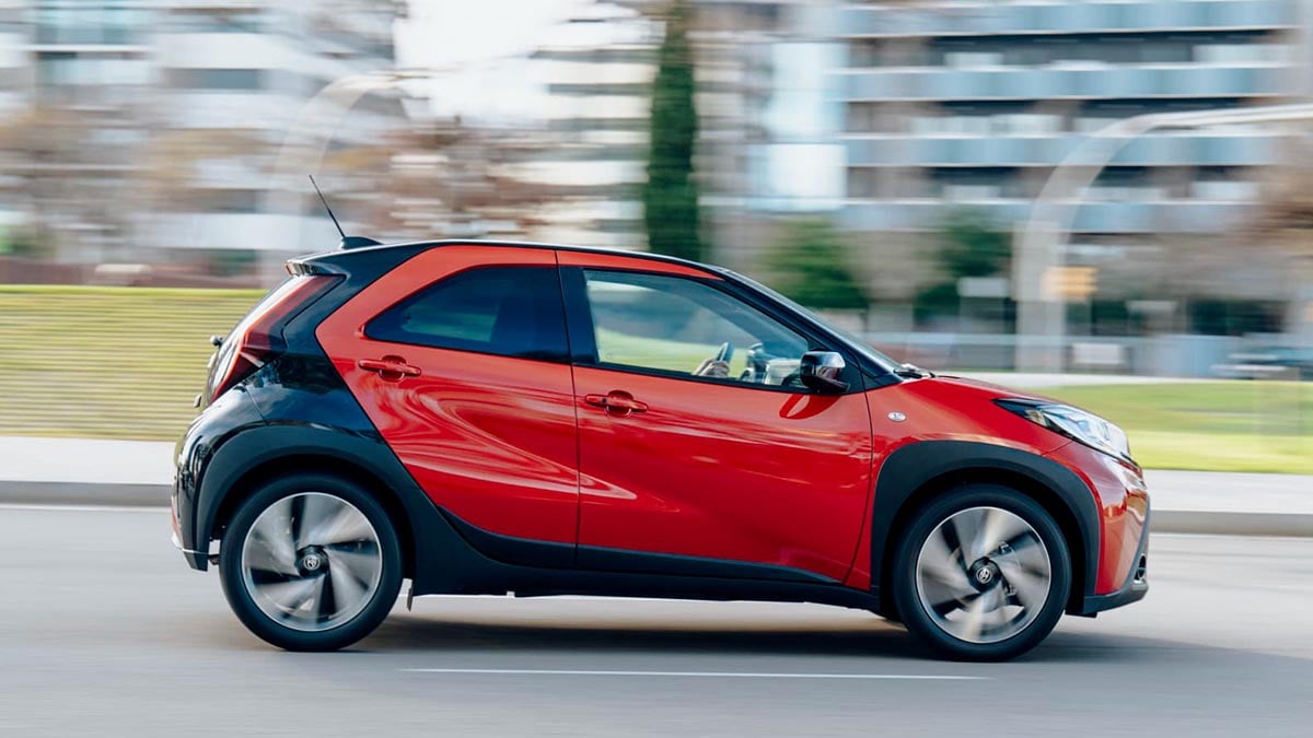 Profil latéral de la Toyota Aygo X Cross Play 2025 avec jantes alliage 17 pouces