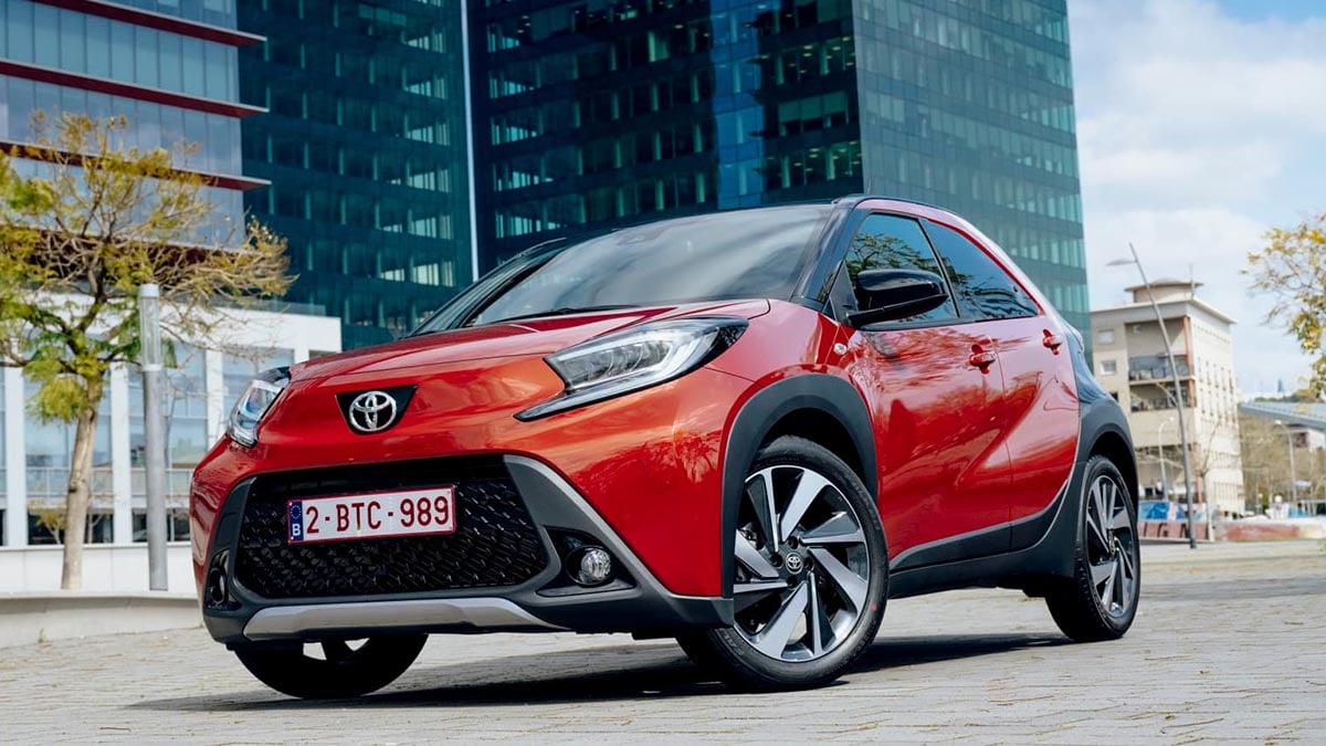 Face avant de l’Aygo X Cross Play avec calandre trapèze et feux LED signature Toyota