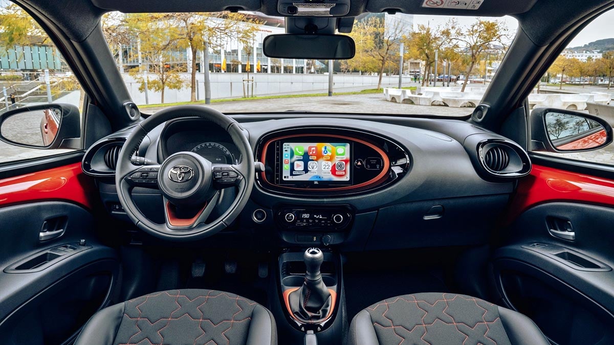 Intérieur de l’Aygo X Cross avec écran tactile Apple CarPlay et commandes au volant