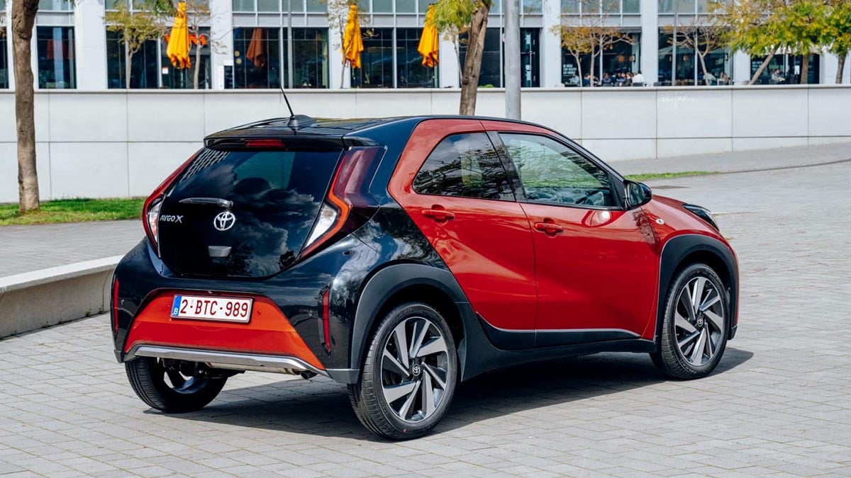 Arrière de la Toyota Aygo X Cross Play avec bandeau lumineux et pare-chocs contrasté