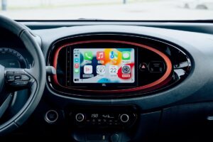 Véhicule économique équipé d'un moteur Toyota en présentation trois quarts avant