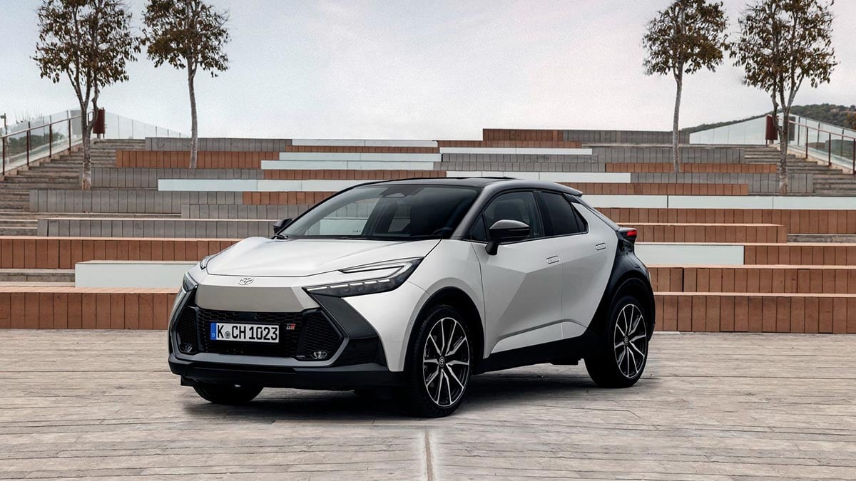 Face avant du Toyota C‑HR Hybrid 2025 avec signature LED et calandre affûtée