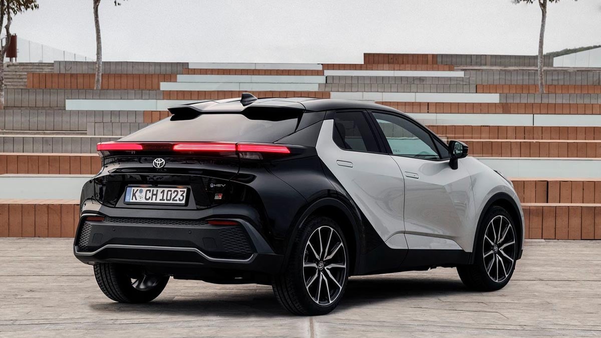 Vue arrière du Toyota C‑HR Hybrid 140 avec feux LED 3D et becquet surélevé