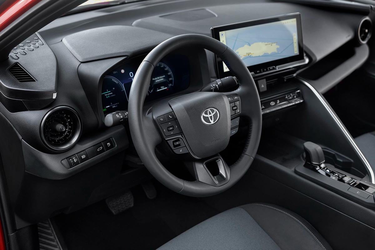  Poste de conduite du Toyota C‑HR Hybrid avec écran numérique et volant multifonction