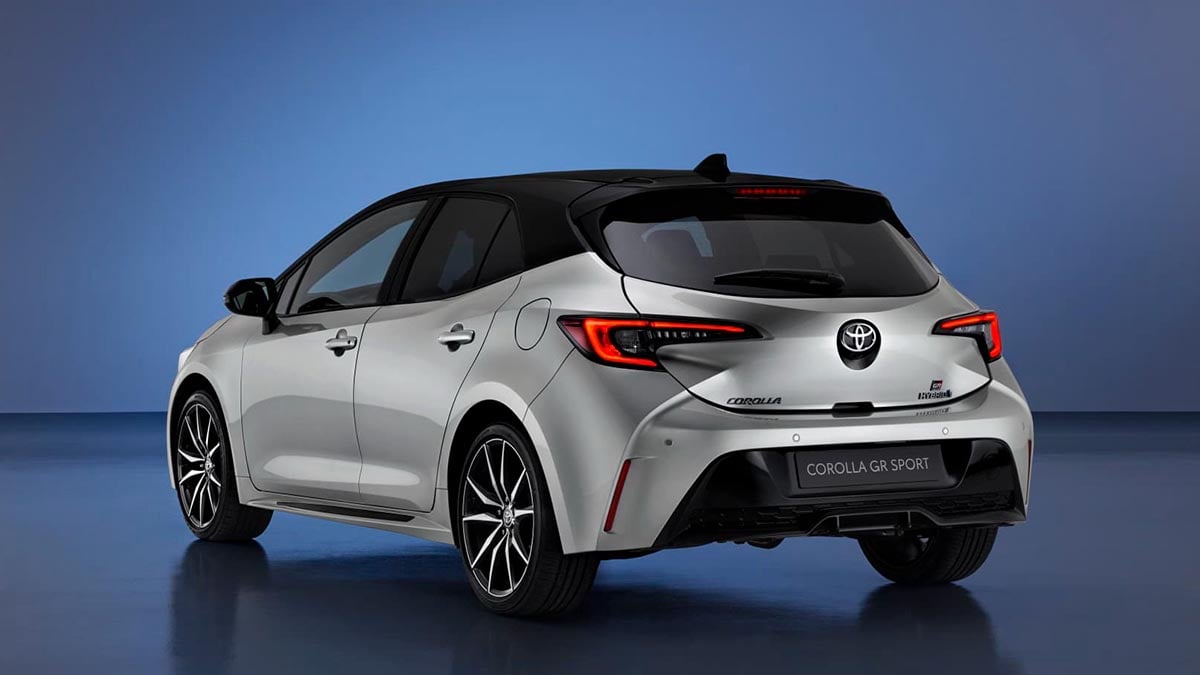  Vue arrière de la Corolla GR Sport avec diffuseur noir et feux LED