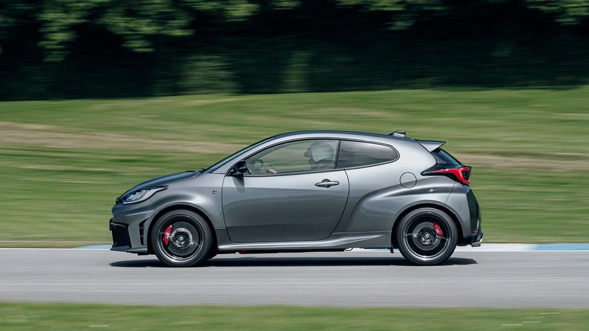 Vue latérale d’un coupé compact sportif Toyota inspiré du GR Yaris ou FT‑Se