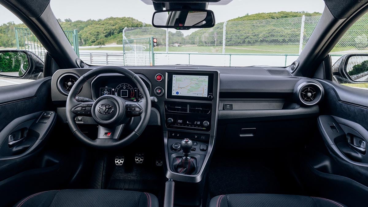 Intérieur Toyota avec levier de vitesses manuel et instrumentation centrée sur la conduite