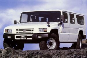 Toyota Mega Cruiser tout-terrain 10 places capacité charge énorme moteur turbodiesel éternel 4x4 ultime