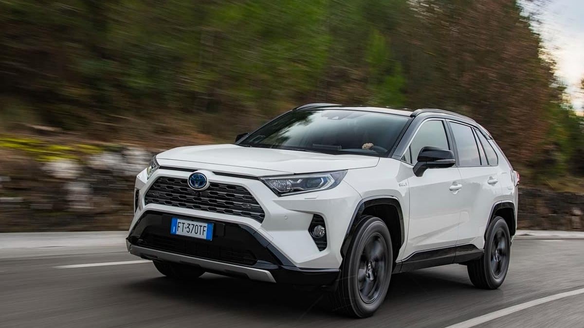 Avant du Toyota RAV4 hybride Dynamic avec calandre large et signature LED