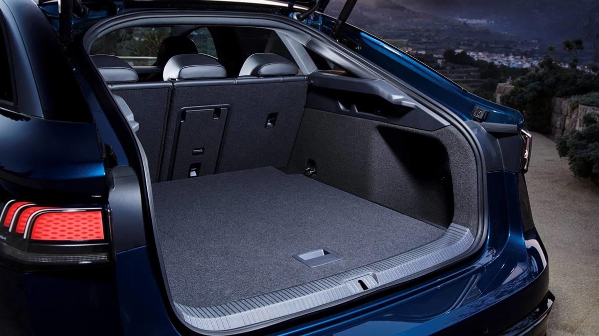  Coffre de la Volkswagen ID.7 avec plancher large et capacité de chargement familiale
