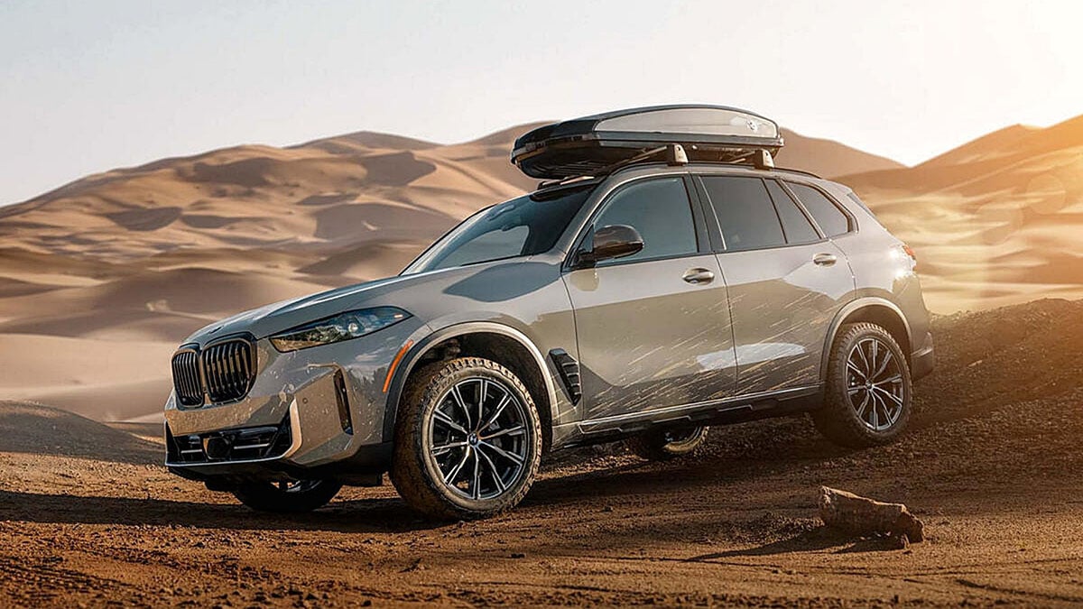 Prototype BMW Rugged X8 vu de profil avec lignes massives et garde au sol élevée