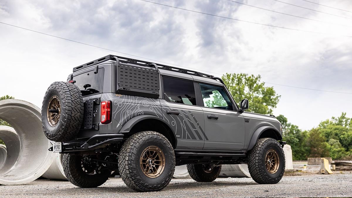 Arrière du Bronco RTR ROVR avec porte-roue de secours et marquage RTR