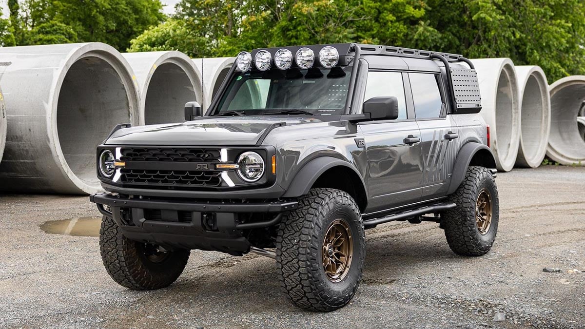 Profil du Ford Bronco RTR ROVR 4 portes avec pneus tout-terrain et équipements off-road