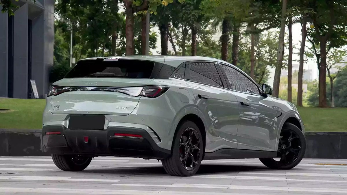 Arrière du BYD Seal 06 GT avec bande lumineuse et logo central BYD