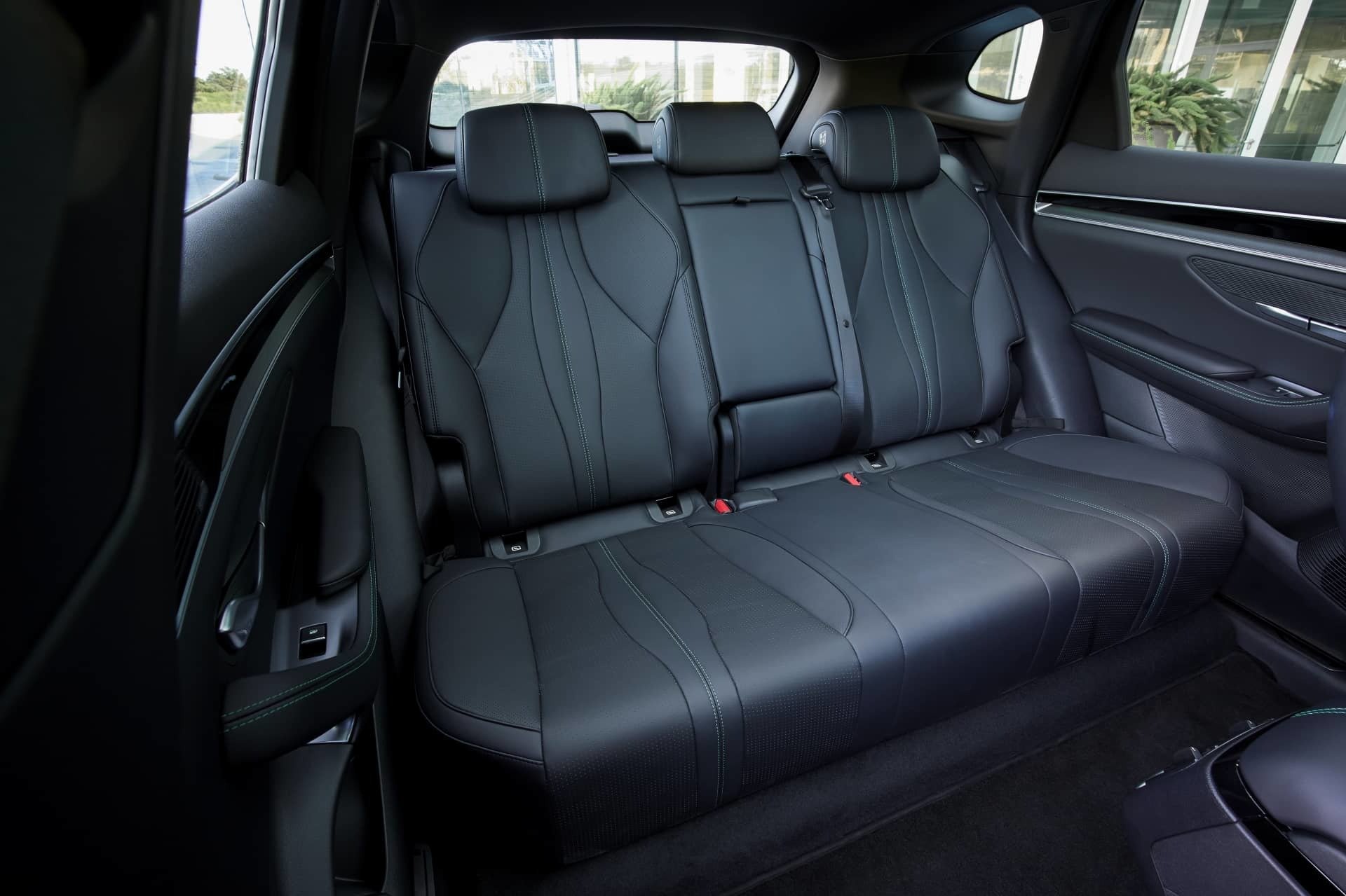Places arrière du BYD Seal U DM-i avec plancher plat et sellerie confortable