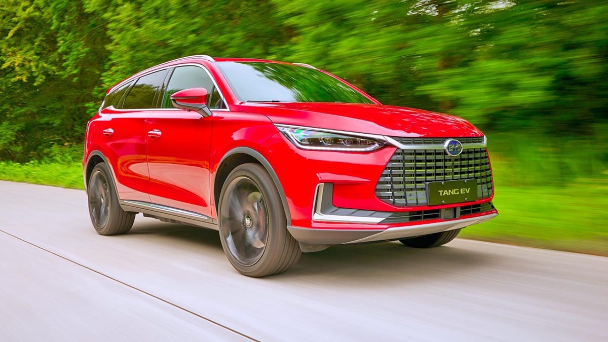 Face avant du BYD Tang SUV électrique 7 places avec calandre horizontale et signature lumineuse LED