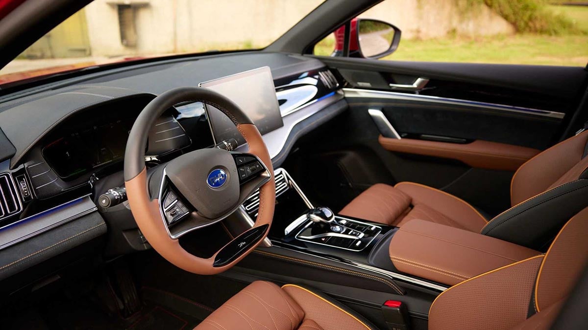  Intérieur du BYD Tang avec écran rotatif tactile, tableau de bord numérique et sellerie cuir