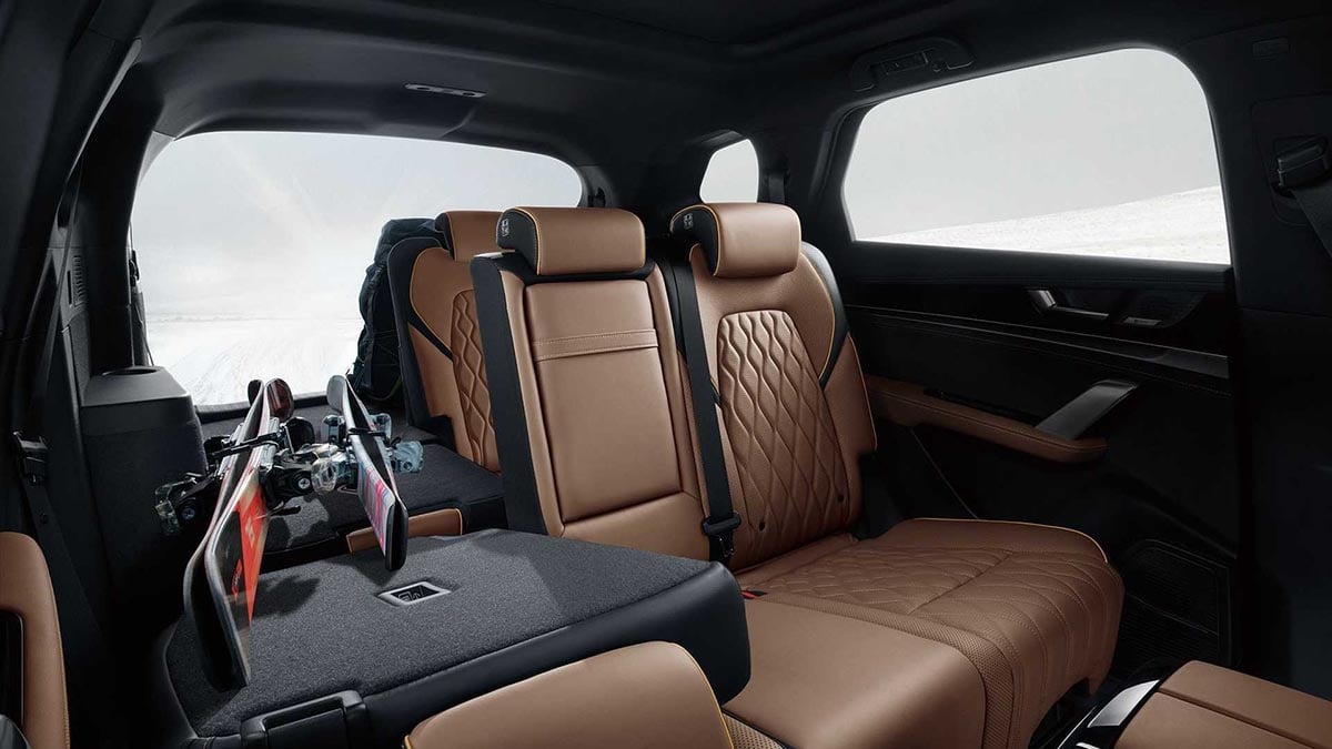 Sièges arrière du BYD Tang avec configuration 2+3+2, sellerie cuir noire et espace aux jambes
