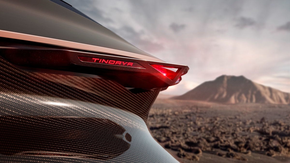  Aileron arrière du CUPRA Tindaya avec feu sculpté et volcan en arrière-plan 