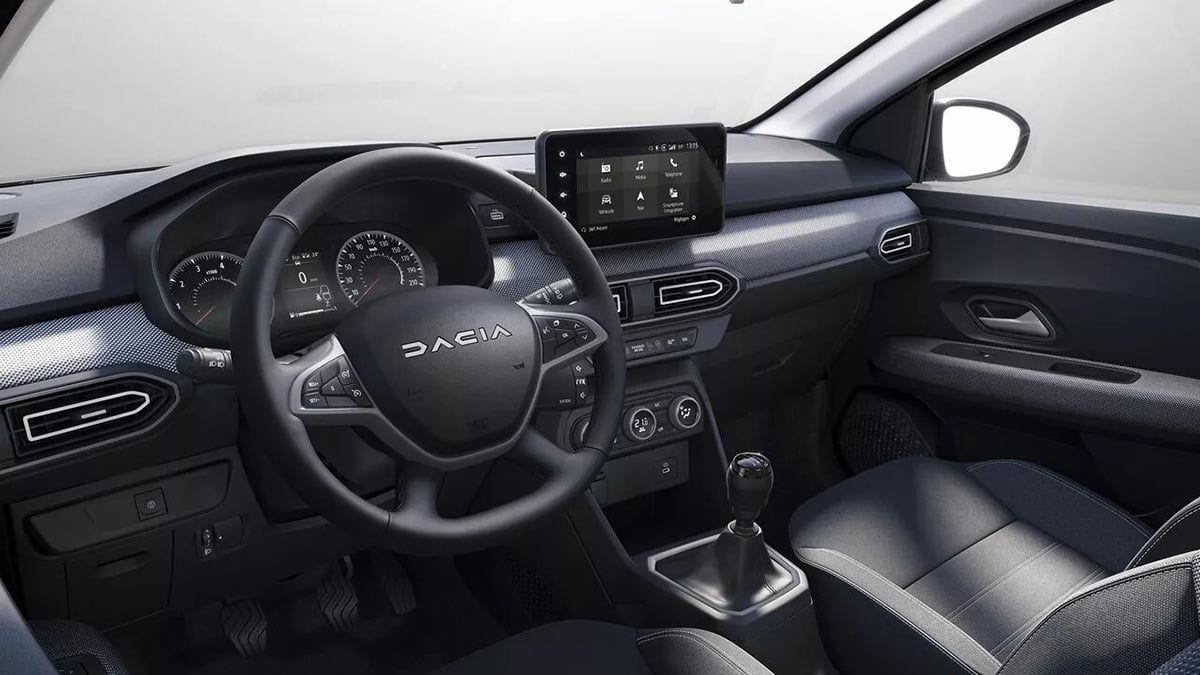 Intérieur du Dacia Sandero Hybrid 2026 avec tableau de bord numérique et écran tactile