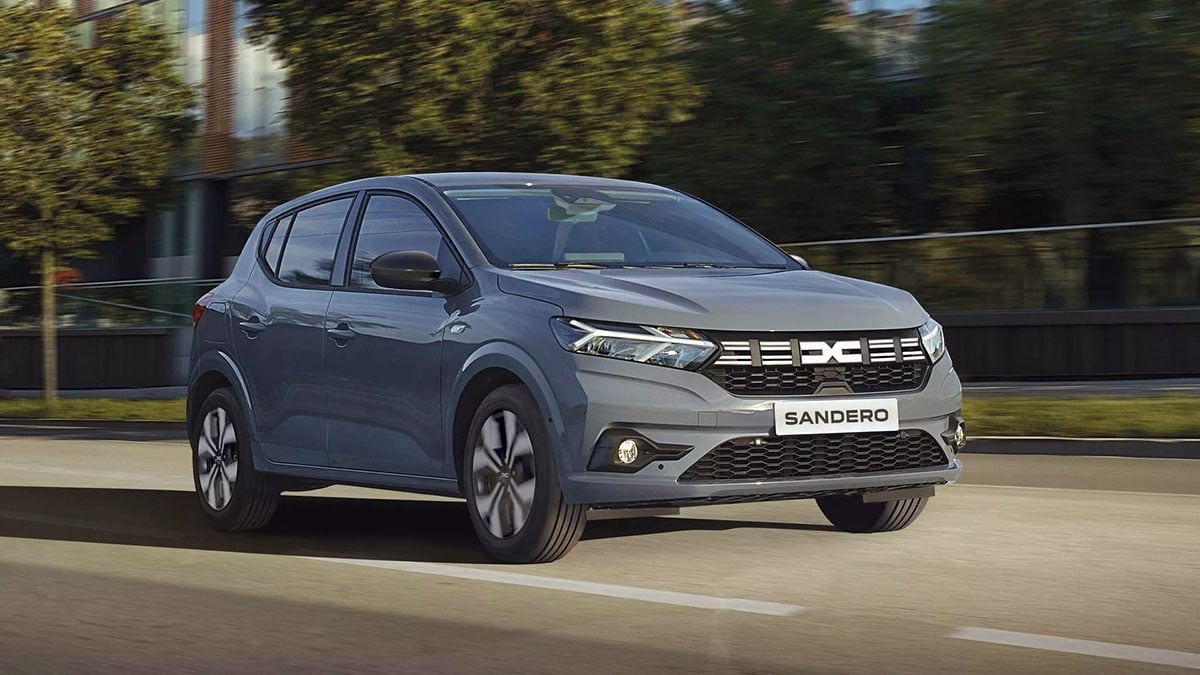 Dacia Sandero 2026 roulant sur route de campagne, version hybride complète