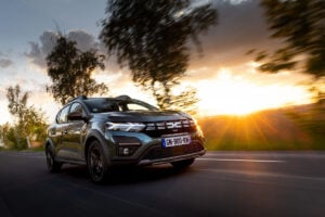 La nouvelle Dacia Sandero 2026 en avant-première : voici comment le best-seller va changer La voiture renouvelée sera disponible pour la première fois avec des moteurs électrifiés.