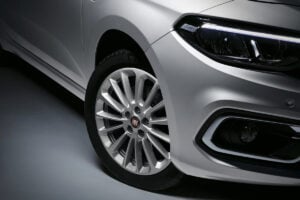 Voiture européenne pratique avec coffre 520 litres consommant 4,6L/100km offrant 1000km d'autonomie pour 16 900 euros