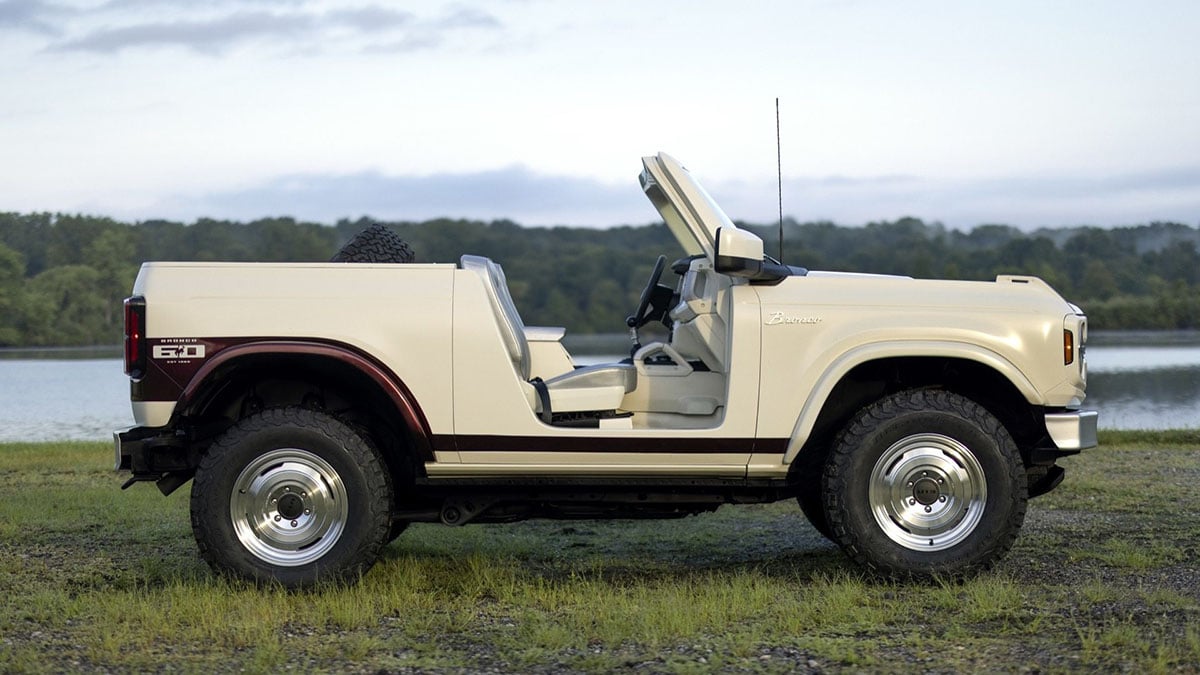 Ford Bronco Roadster Concept en vue latérale sur piste, sans portes ni toit.