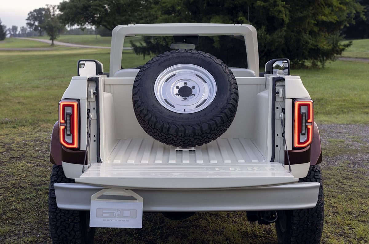 Vue arrière du Ford Bronco Roadster Concept avec benne ouverte et roue de secours montée à l’arrière.