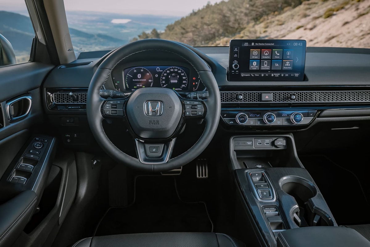 Tableau de bord et volant de la Honda Civic hybride 2025 avec écran central