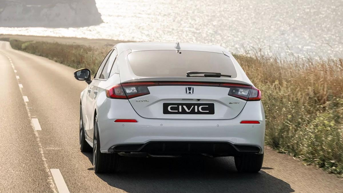 Arrière de la Honda Civic 2026 avec feux LED horizontaux et hayon large