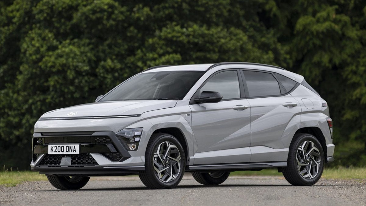 Profil latéral du Hyundai Kona 2026 finition N-Line sur route urbaine
