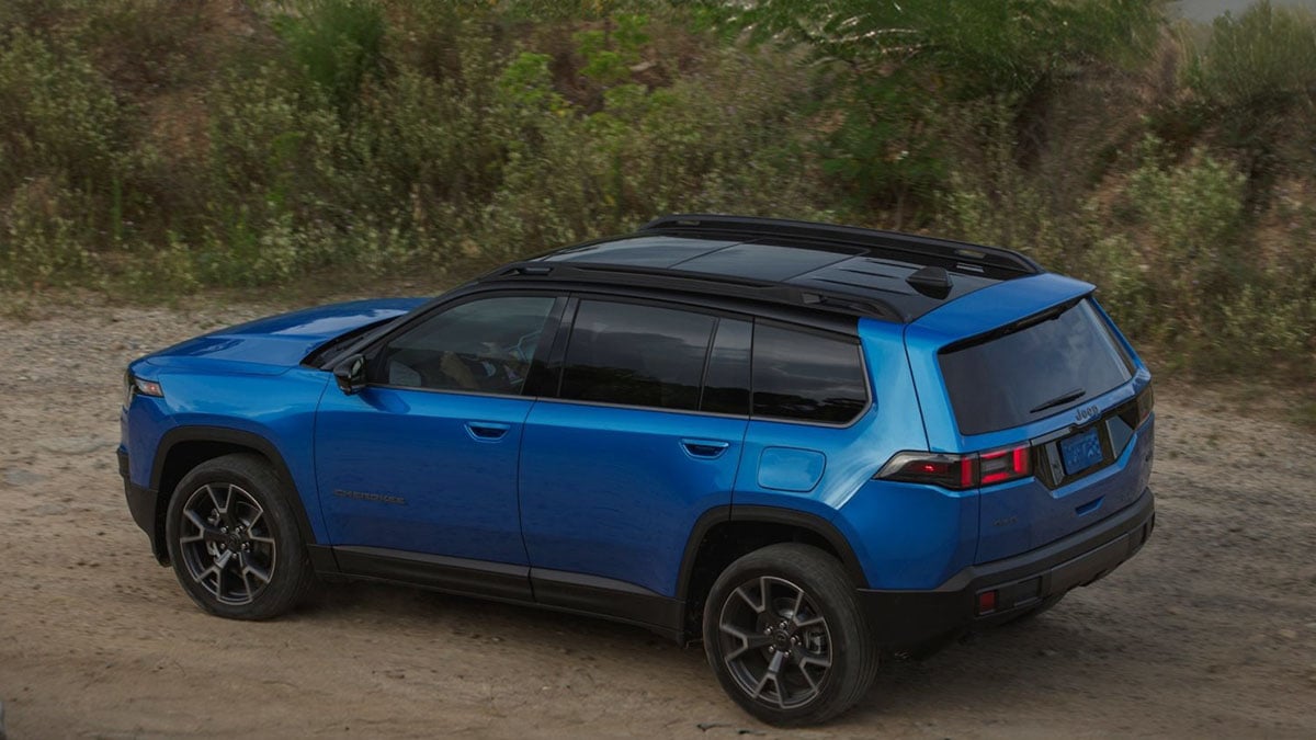 Nouveau Jeep Cherokee Hybrid 2026 en mouvement sur route de montagne