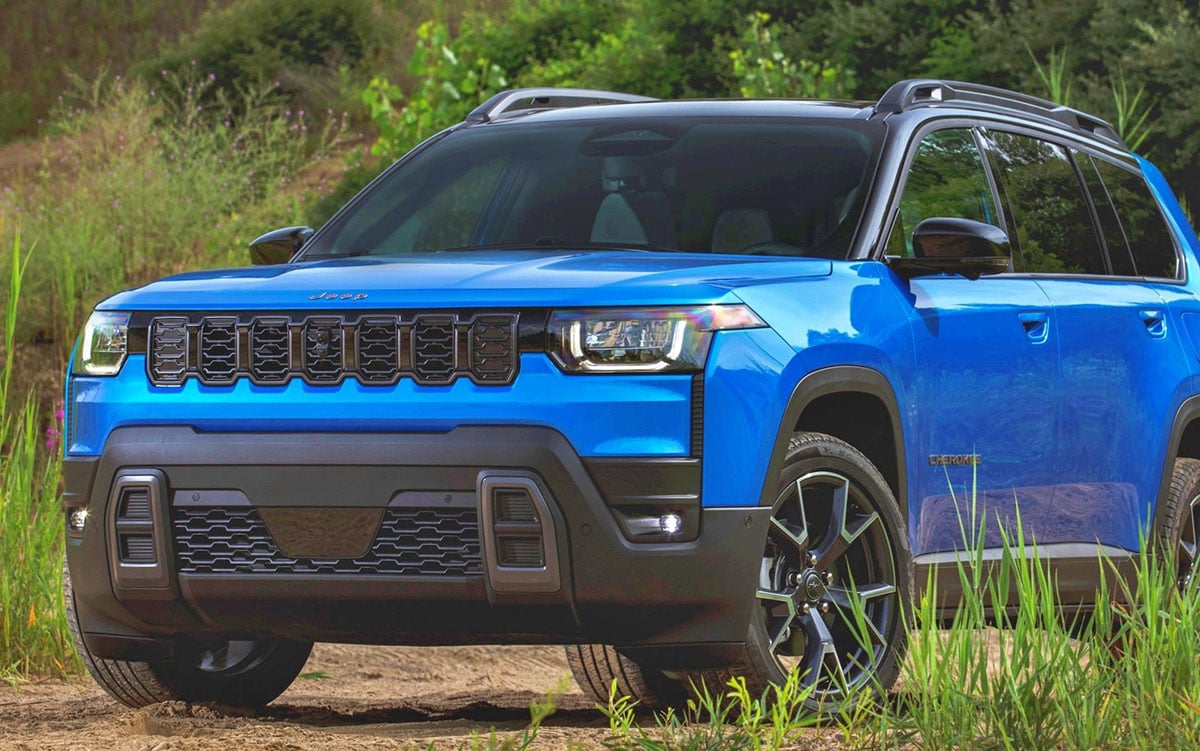 Face avant du Jeep Cherokee Hybrid 2026 avec calandre modernisée et optiques à LED