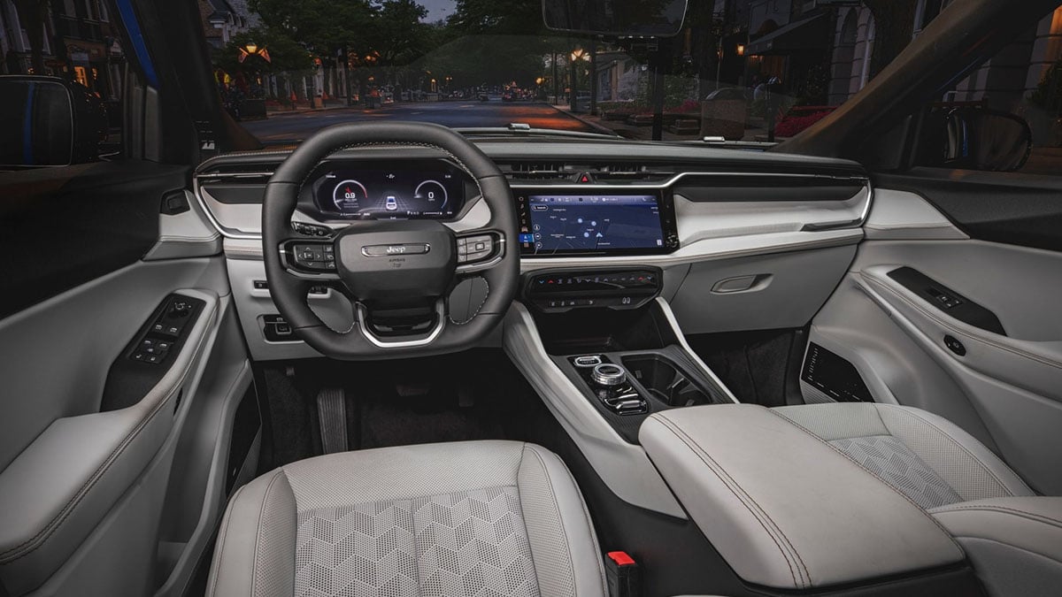 Tableau de bord du Jeep Cherokee Hybrid 2026 avec double écran numérique Uconnect 5