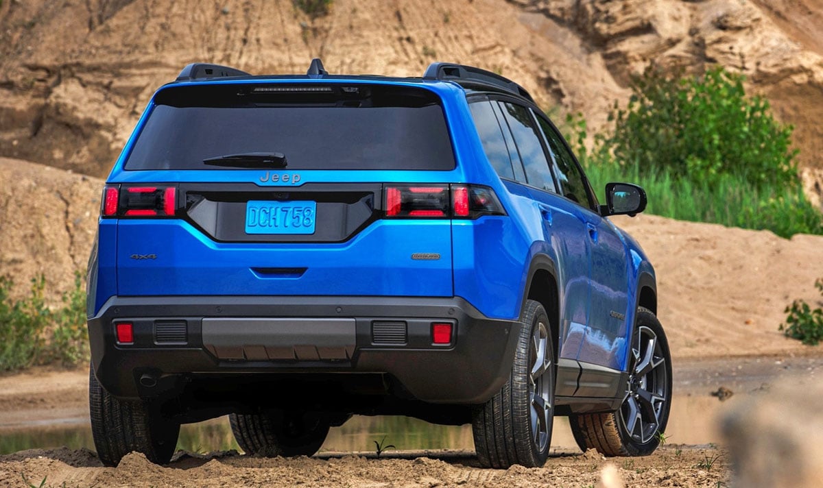 Arrière du Jeep Cherokee Hybrid 2026 avec nouveaux feux LED et nom « Cherokee » centré