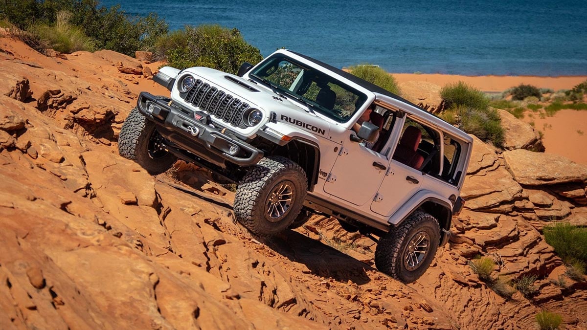 Jeep Wrangler Rubicon 392 V8 2025 sur terrain rocailleux, moteur HEMI 6,4 litres de 470 ch, tout-terrain extrême